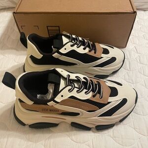 Beautiful Steve Madden’s Sneakers size 9 Womens, New without box